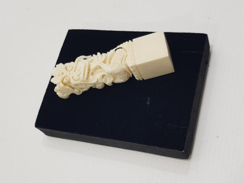 FİL DİŞİ EJDERHA FİGÜRLÜ MASA ÜSTÜ BİBLOSU