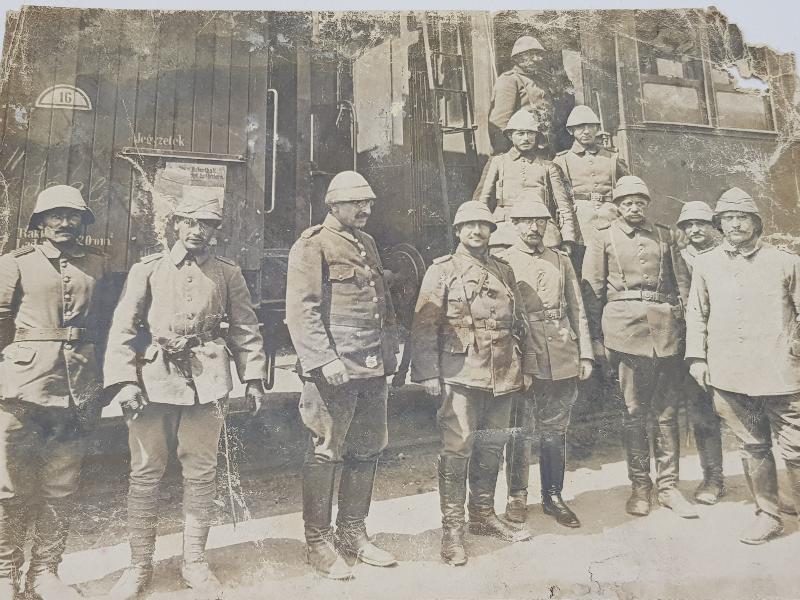 GALİÇYA CEPHESİ PAŞA VE SUBAYLAR TREN VAGONU ÖNÜNDE ORJİNAL FOTOĞRAF