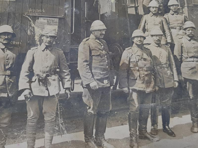 GALİÇYA CEPHESİ PAŞA VE SUBAYLAR TREN VAGONU ÖNÜNDE ORJİNAL FOTOĞRAF