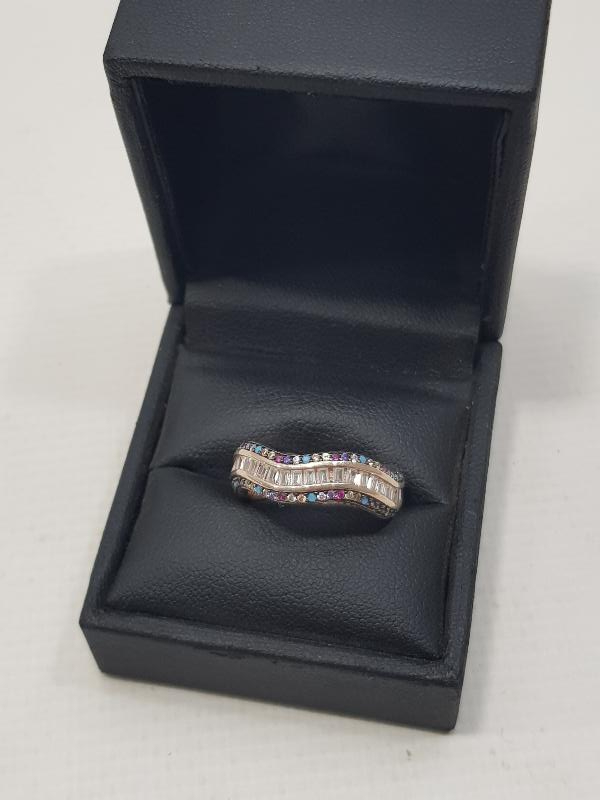 RENKLİ TAŞLARLA SÜSLÜ GÜMÜŞ YÜZÜK