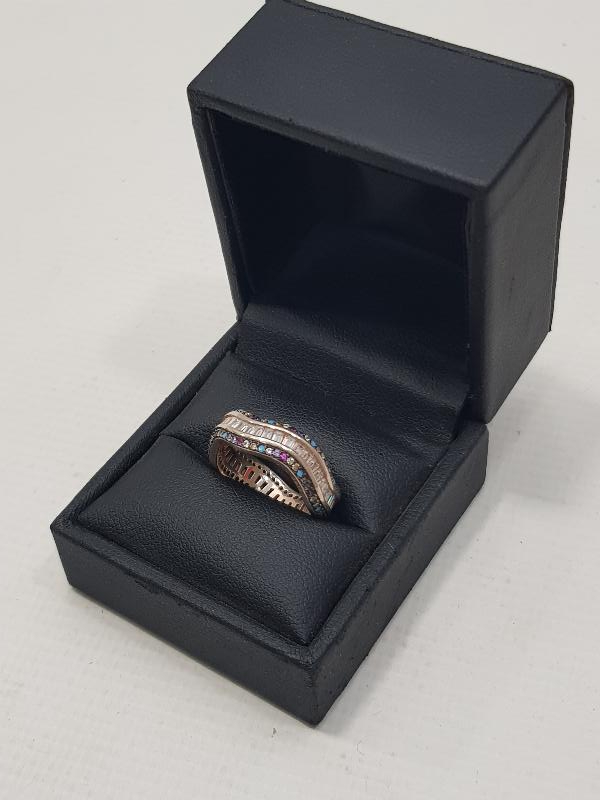 RENKLİ TAŞLARLA SÜSLÜ GÜMÜŞ YÜZÜK