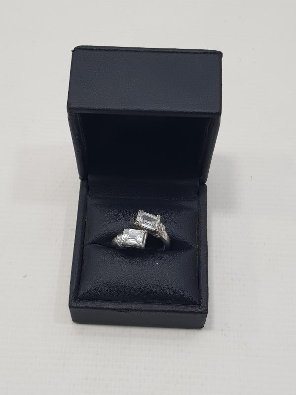 ÜZERİNDE BİR ÇİFT BAGET TAŞ BULUNAN GÜMÜŞ YÜZÜK