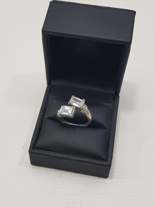 ÜZERİNDE BİR ÇİFT BAGET TAŞ BULUNAN GÜMÜŞ YÜZÜK