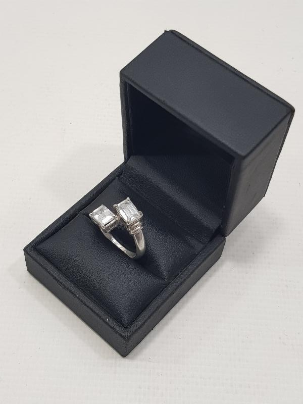 ÜZERİNDE BİR ÇİFT BAGET TAŞ BULUNAN GÜMÜŞ YÜZÜK