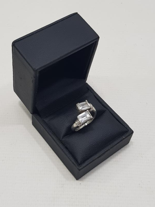 ÜZERİNDE BİR ÇİFT BAGET TAŞ BULUNAN GÜMÜŞ YÜZÜK