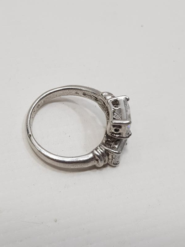 ÜZERİNDE BİR ÇİFT BAGET TAŞ BULUNAN GÜMÜŞ YÜZÜK