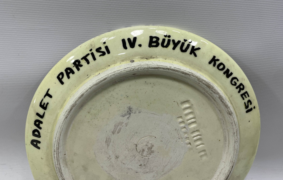 ADALET PARTİSİNİN 4. BÜYÜK KONGRESİ İÇİN ÖZEL YAPILMIŞ KÜTAHYA TABAK