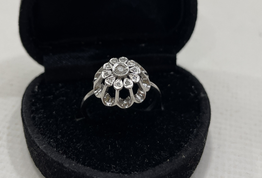 ÖZEL YAPIM PAPATYA MODEL PIRLANTA TAŞLI YÜZÜK