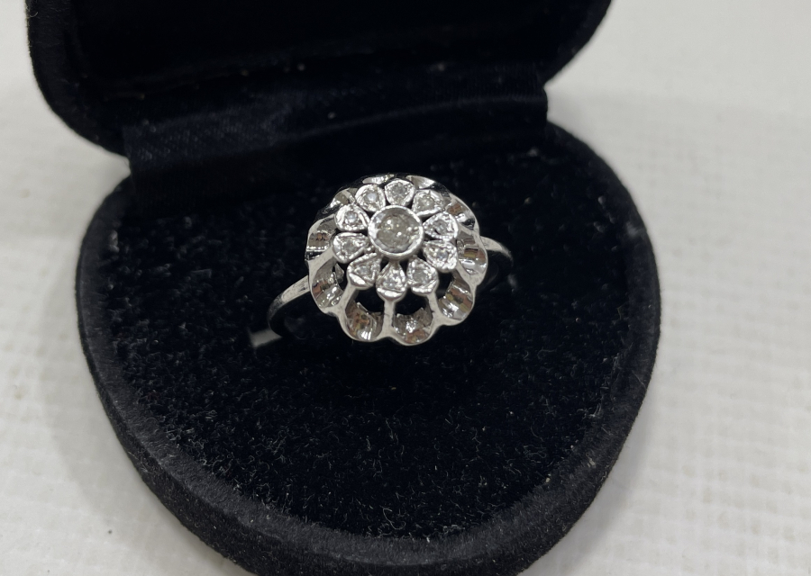 ÖZEL YAPIM PAPATYA MODEL PIRLANTA TAŞLI YÜZÜK