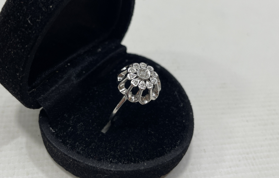 ÖZEL YAPIM PAPATYA MODEL PIRLANTA TAŞLI YÜZÜK