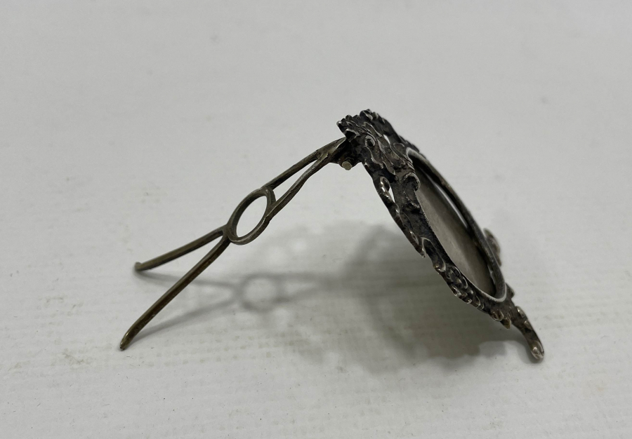 ÜZERİ KABARTMA İŞÇİLİKLİ GÜMÜŞ MASA ÜSTÜ FOTOĞRAF ÇERÇEVESİ