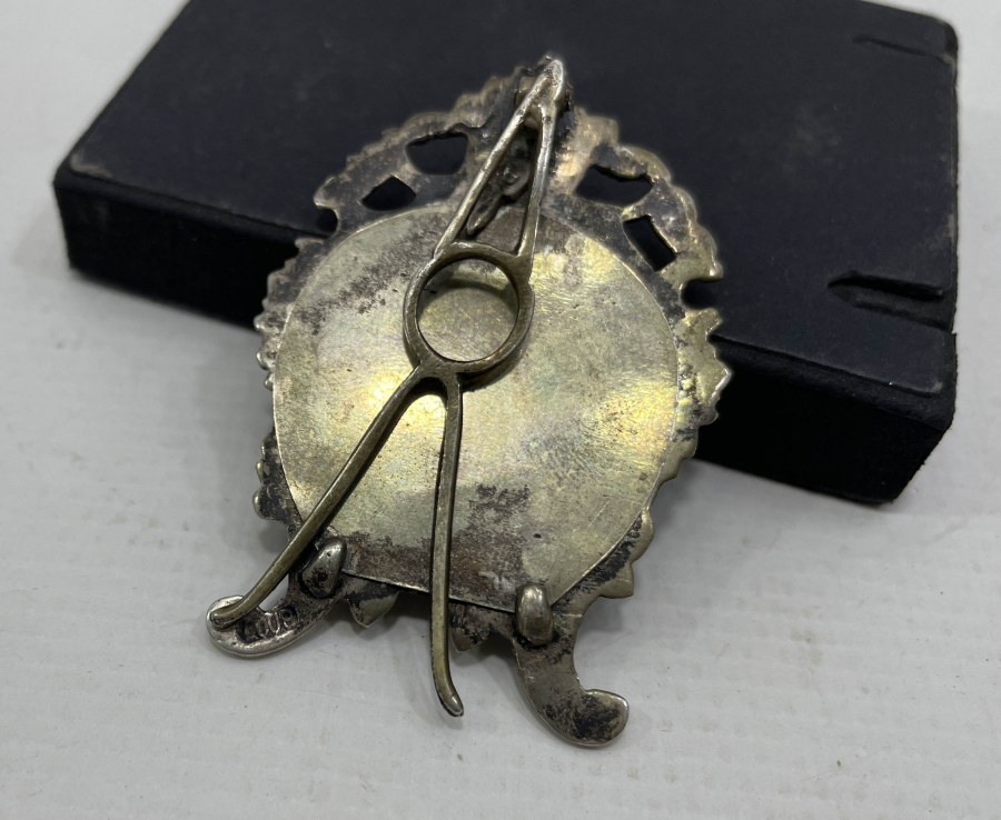 ÜZERİ KABARTMA İŞÇİLİKLİ GÜMÜŞ MASA ÜSTÜ FOTOĞRAF ÇERÇEVESİ