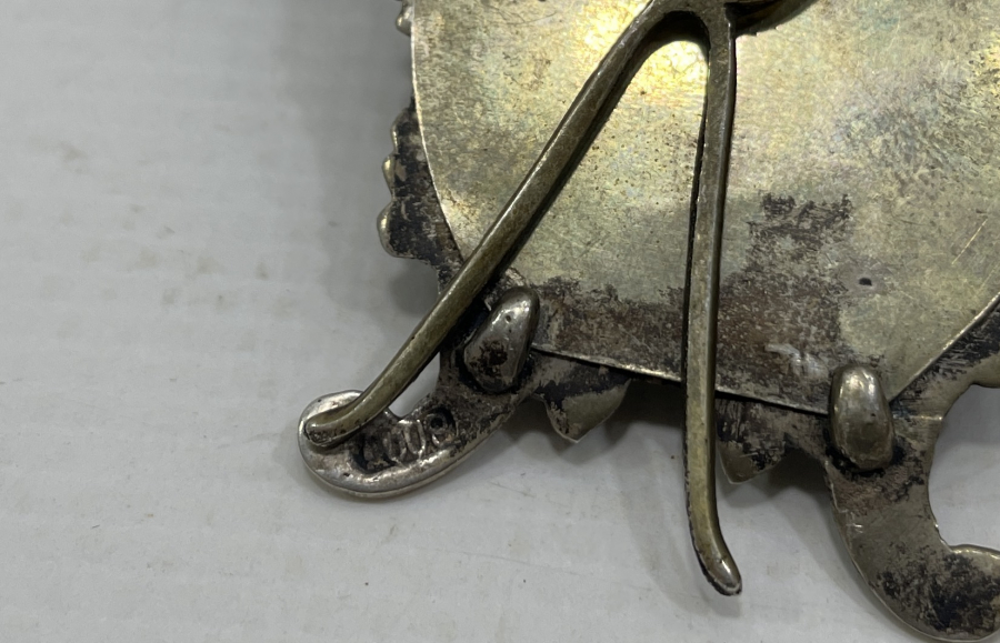 ÜZERİ KABARTMA İŞÇİLİKLİ GÜMÜŞ MASA ÜSTÜ FOTOĞRAF ÇERÇEVESİ