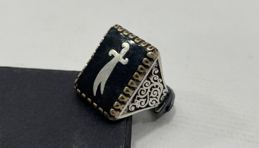 ÜZERİNDE HAZRETİ ALİ'NİN KILICI BULUNAN GÜMÜŞ YÜZÜK