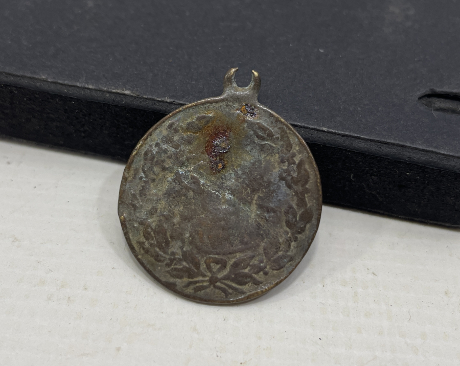 ÜZERİNDE MEŞRUTİYET SANCAĞI BULUNAN OSMANLI DÖNEMİ MADALYA