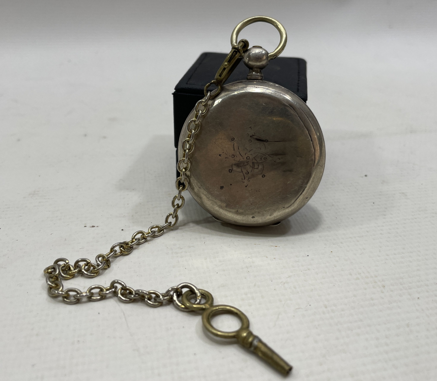 1850-1870 YILLARI ARASI ANAHTAR KURMALI RENKLİ KADRAN GÜMÜŞ CEP SAATİ