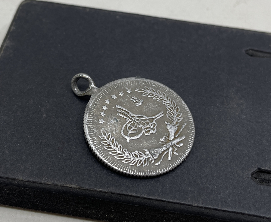 OSMANLI DÖNEMİ ALÜMİNYUMDAN YAPILMIŞ SÜNNET MAŞALLAHI