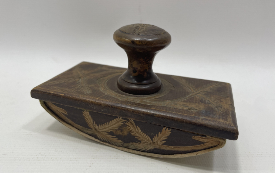 OSMANLI DÖNEMİ TAMAMI İŞLEMELİ AHŞAP MÜREKKEP KURUTMALIĞI