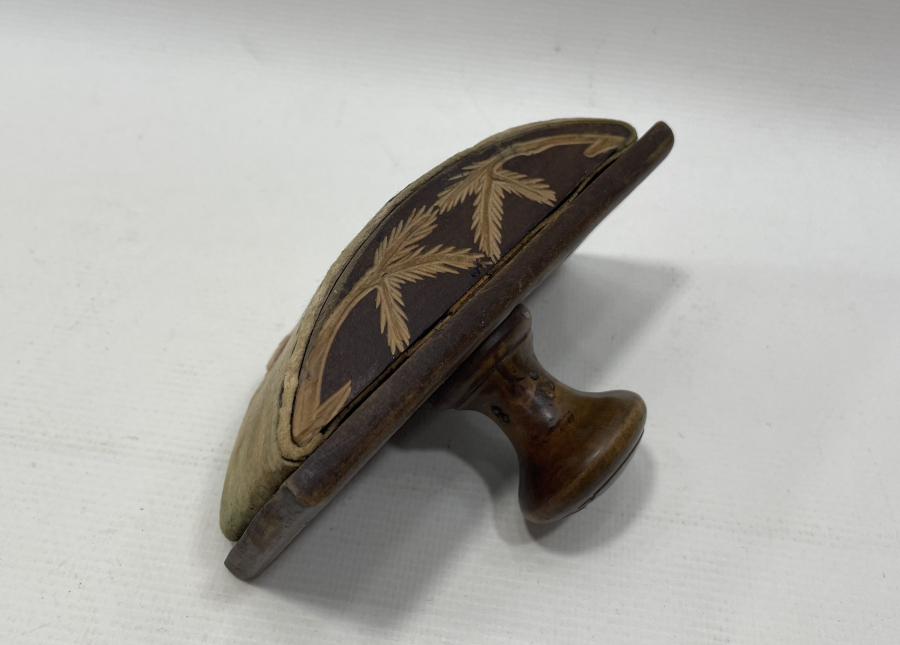 OSMANLI DÖNEMİ TAMAMI İŞLEMELİ AHŞAP MÜREKKEP KURUTMALIĞI