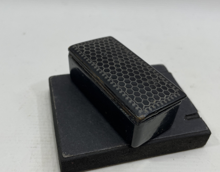 ÜZERİ GÜMÜŞ GEÇME İŞÇİLİKLİ OSMANLI DÖNEMİ PAPİER MACHE ENFİYE KUTUSU