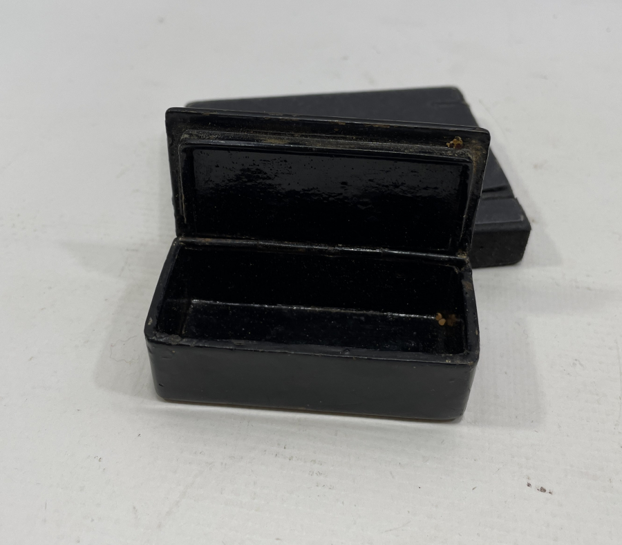 ÜZERİ GÜMÜŞ GEÇME İŞÇİLİKLİ OSMANLI DÖNEMİ PAPİER MACHE ENFİYE KUTUSU