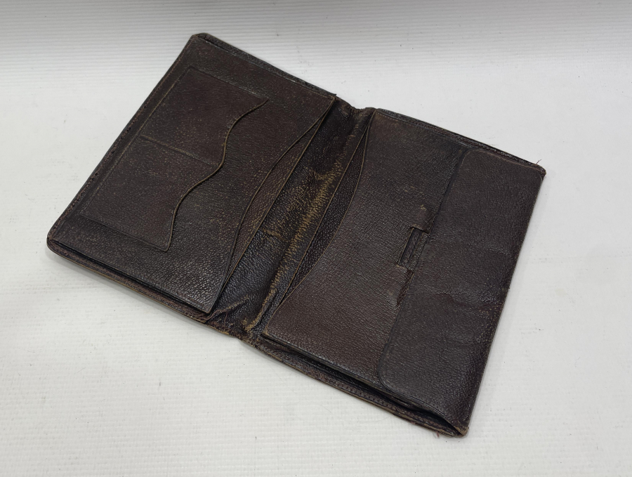 ÜZERİ GÜMÜŞ İNSİYALLİ ANTİKA CÜZDAN