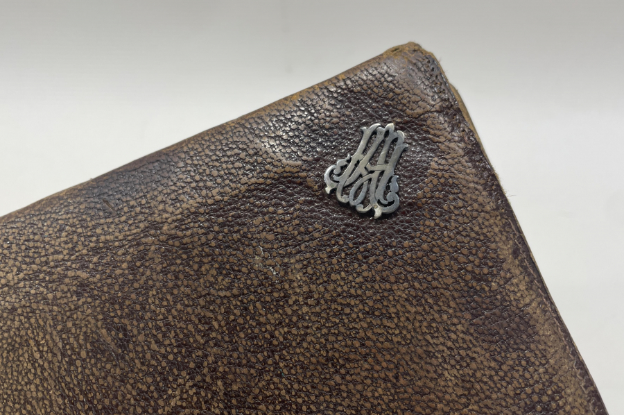 ÜZERİ GÜMÜŞ İNSİYALLİ ANTİKA CÜZDAN