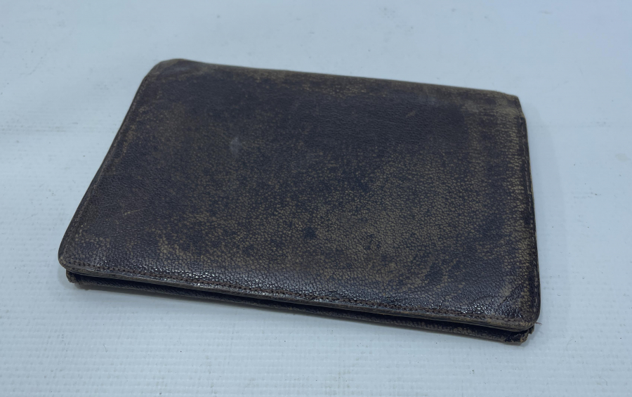 ÜZERİ GÜMÜŞ İNSİYALLİ ANTİKA CÜZDAN