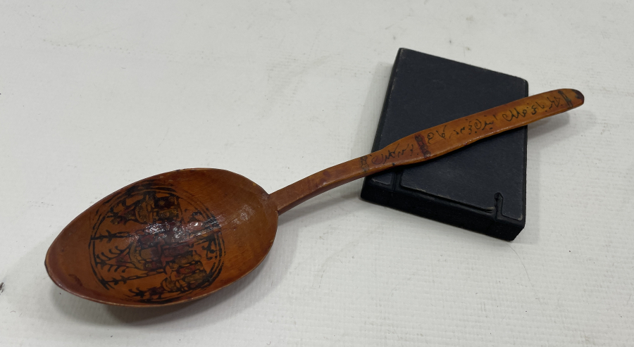 ÜZERİ OSMANLICA BEYİT YAZILI EL BOYAMA TAHTA KAŞIK