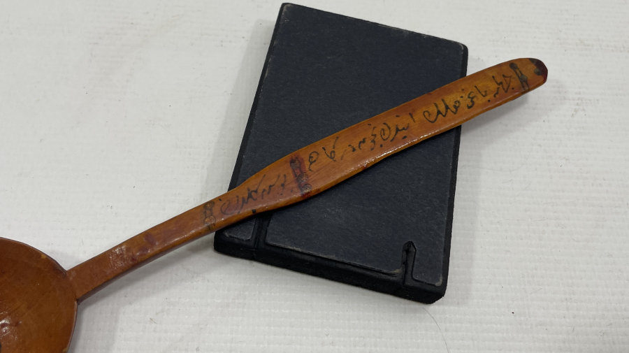 ÜZERİ OSMANLICA BEYİT YAZILI EL BOYAMA TAHTA KAŞIK