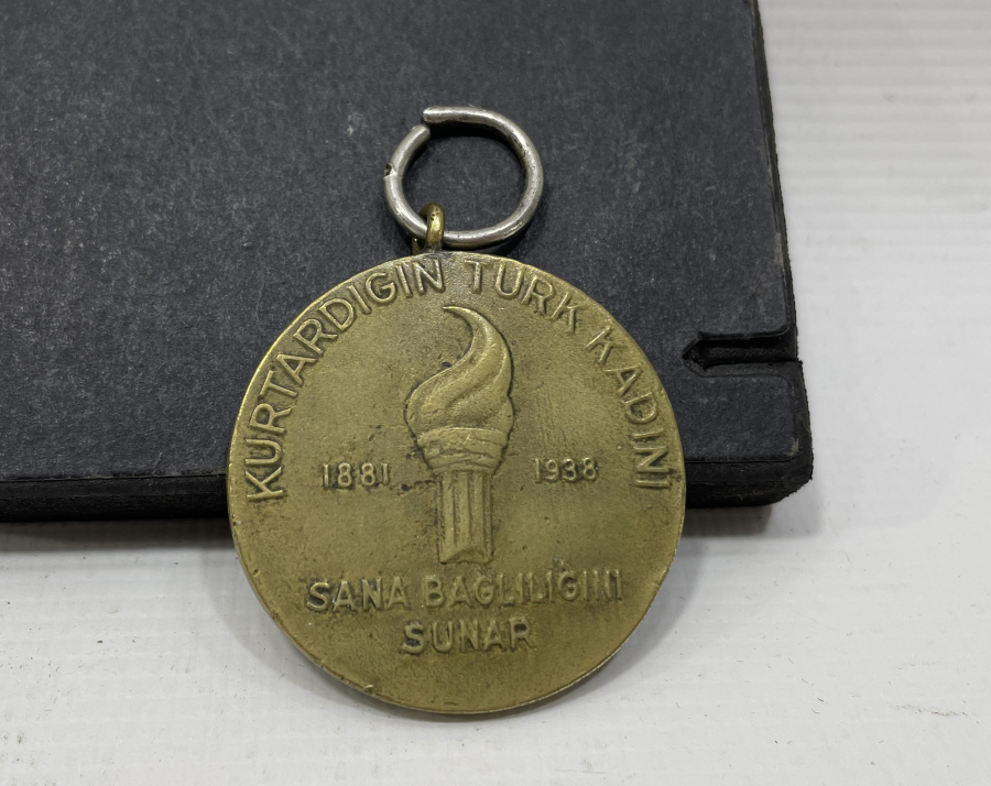 10 KASIM 1938 ATATÜRK, KURTARDIĞIN TÜRK KADINI SANA BAĞLILIĞINI SUNAR MADALYA