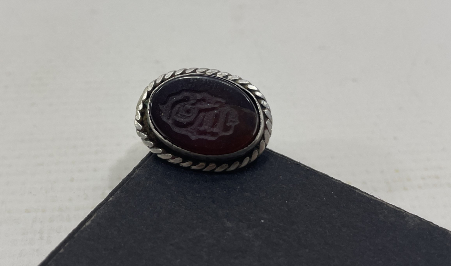 ÜZERİNDE YA HASAN YAZILI ÖZEL YAPIM AKİK TAŞLI GÜMÜŞ YÜZÜK