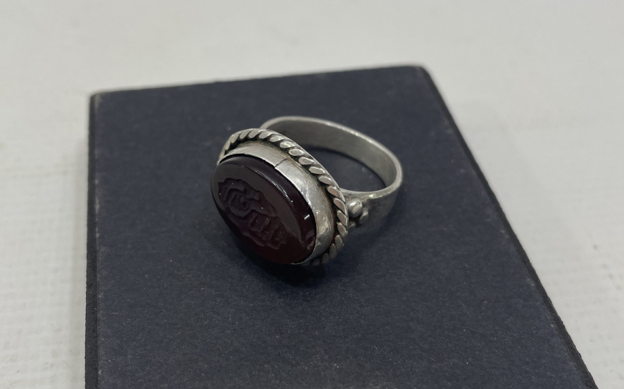 ÜZERİNDE YA HASAN YAZILI ÖZEL YAPIM AKİK TAŞLI GÜMÜŞ YÜZÜK