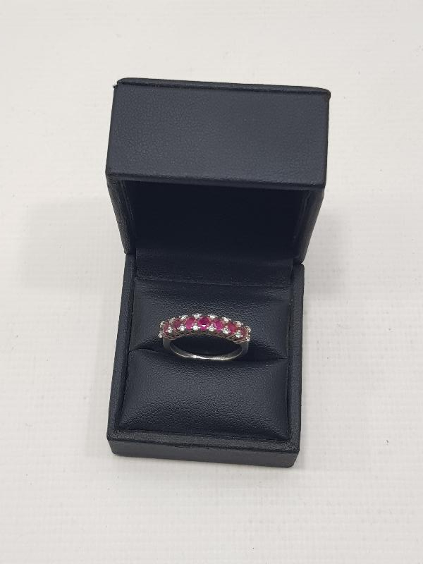 KIRMIZI TAŞLARLA SÜSLÜ GÜMÜŞ BAYAN YÜZÜK 