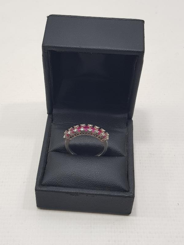 KIRMIZI TAŞLARLA SÜSLÜ GÜMÜŞ BAYAN YÜZÜK 