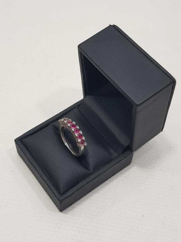 KIRMIZI TAŞLARLA SÜSLÜ GÜMÜŞ BAYAN YÜZÜK 