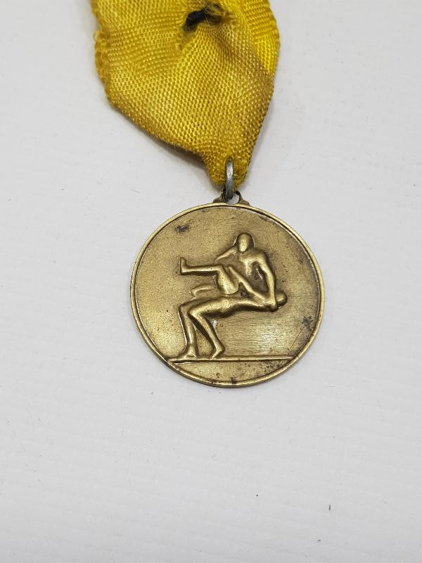 ÜZERİNDE OSMANLICA TARİH BULUNAN GÜREŞ MADALYASI