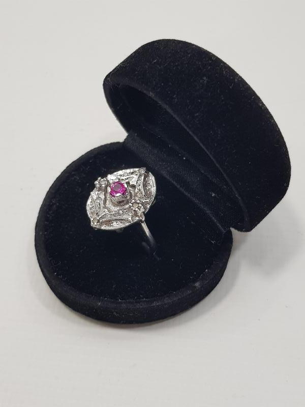 ORTASI YAKUT TAŞLI PIRLANTA YÜZÜK 