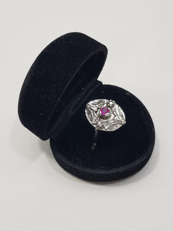 ORTASI YAKUT TAŞLI PIRLANTA YÜZÜK 