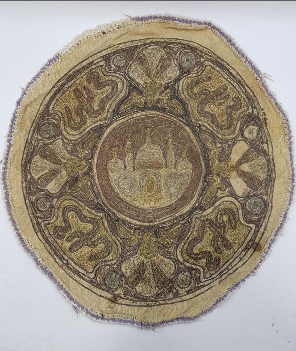 OSMANLI DÖNEMİ AYASOFYA CAMİİ RESİMLİ VE OSMANLICA YAZILI SUZENİ İŞÇİLİKLİ SEHPA ÖRTÜSÜ