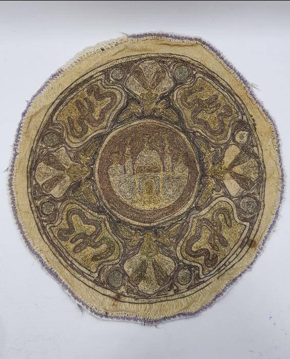 OSMANLI DÖNEMİ AYASOFYA CAMİİ RESİMLİ VE OSMANLICA YAZILI SUZENİ İŞÇİLİKLİ SEHPA ÖRTÜSÜ