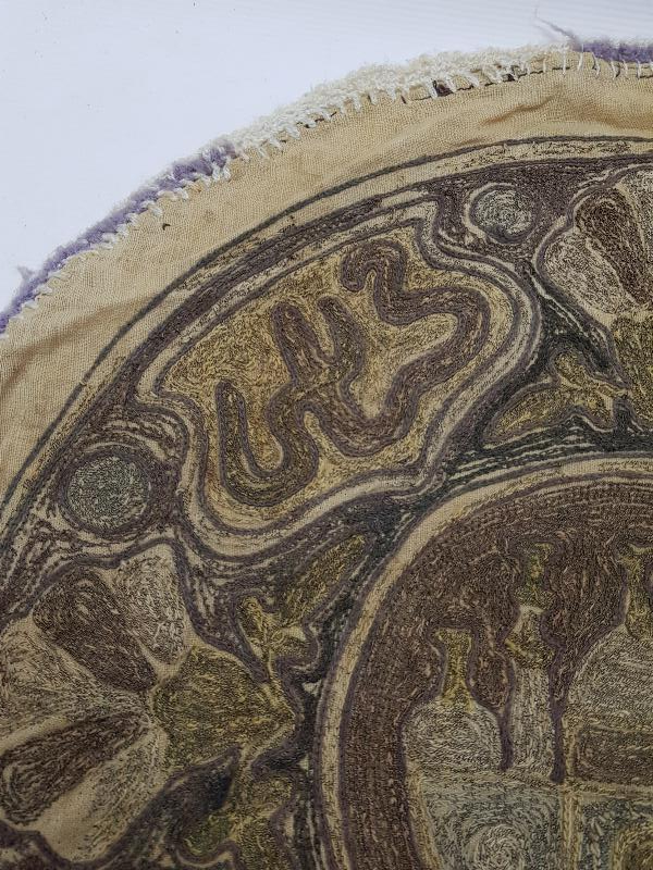 OSMANLI DÖNEMİ AYASOFYA CAMİİ RESİMLİ VE OSMANLICA YAZILI SUZENİ İŞÇİLİKLİ SEHPA ÖRTÜSÜ