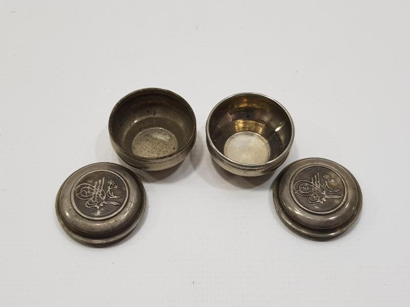 ÜZERİ TUĞRALI BİR ÇİFT ENFİYE KUTUSU