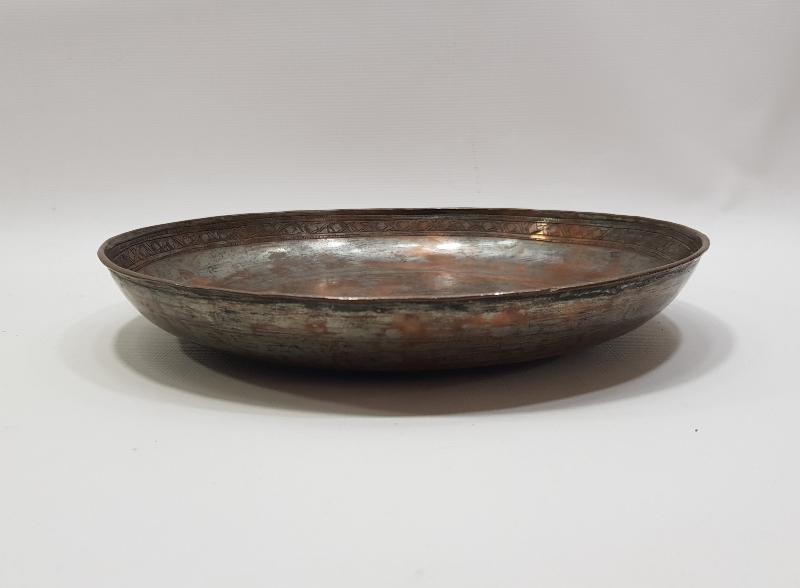 ÜZERİNDE İKİ ADET OSMANLICA YAZI BULUNAN NADİR FORMDA BAKIR TABAK