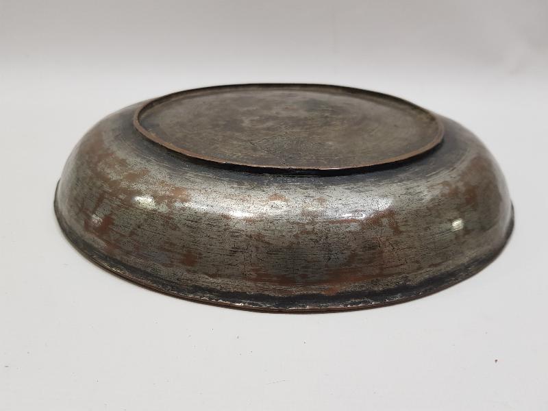 ÜZERİNDE İKİ ADET OSMANLICA YAZI BULUNAN NADİR FORMDA BAKIR TABAK