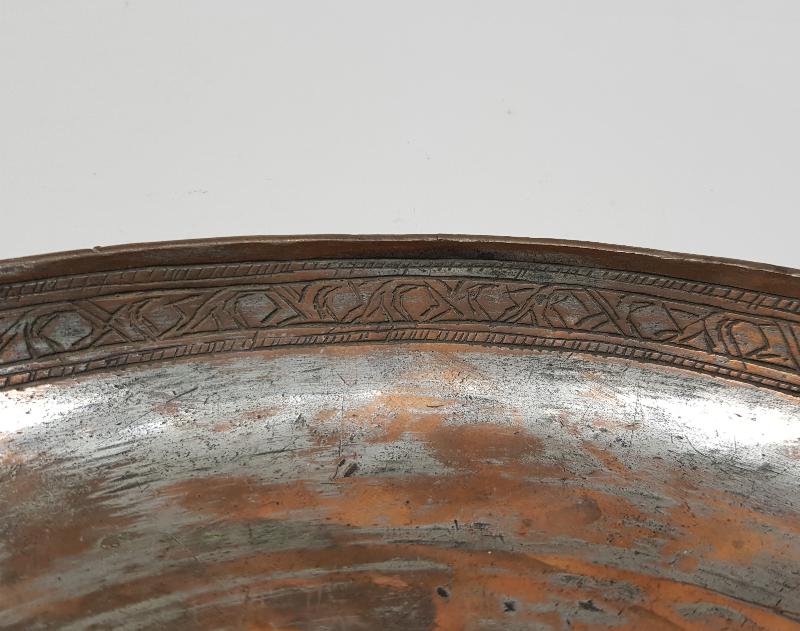 ÜZERİNDE İKİ ADET OSMANLICA YAZI BULUNAN NADİR FORMDA BAKIR TABAK