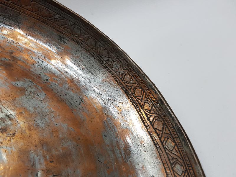 ÜZERİNDE İKİ ADET OSMANLICA YAZI BULUNAN NADİR FORMDA BAKIR TABAK