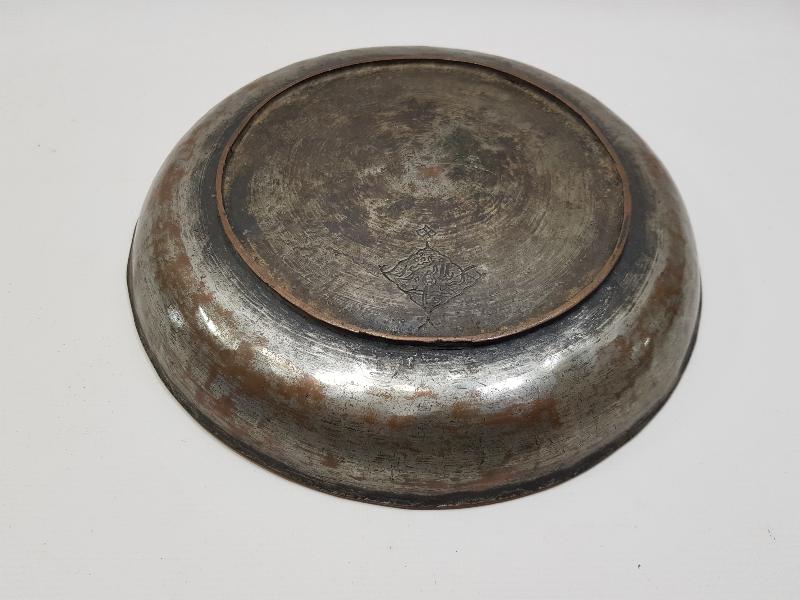 ÜZERİNDE İKİ ADET OSMANLICA YAZI BULUNAN NADİR FORMDA BAKIR TABAK