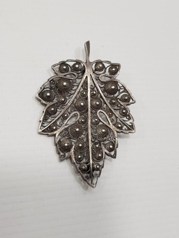 YAPRAK FORMLU GÜVERSE İŞÇİLİKLİ ANTİKA GÜMÜŞ BROŞ