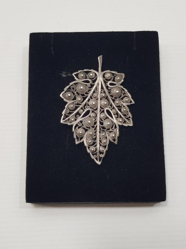 YAPRAK FORMLU GÜVERSE İŞÇİLİKLİ ANTİKA GÜMÜŞ BROŞ